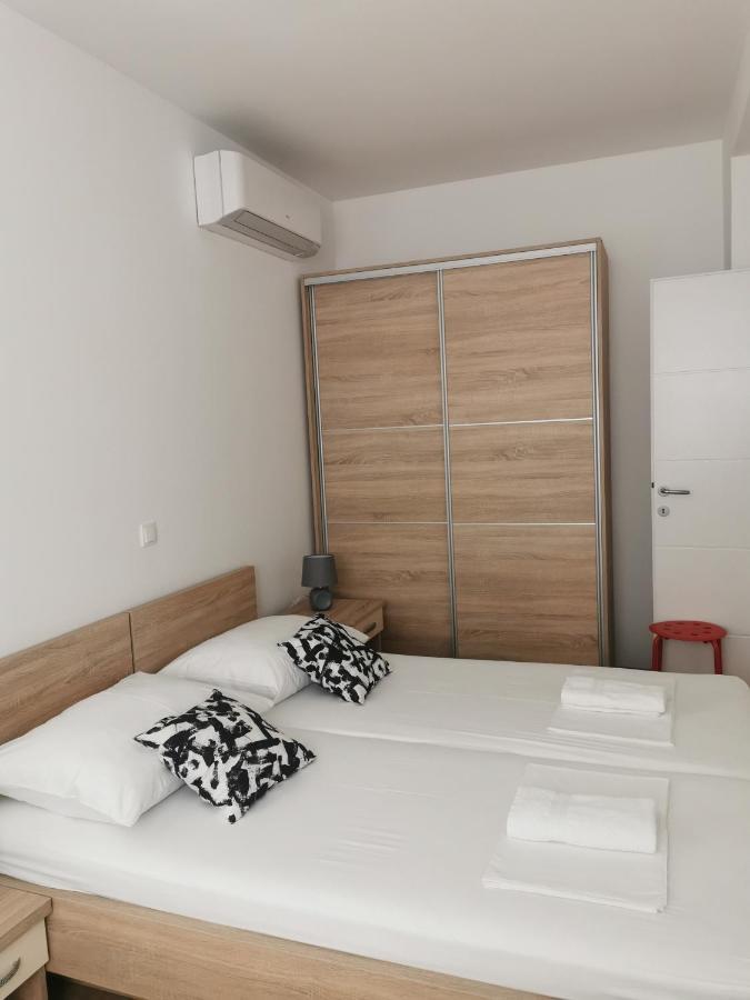 Apartmani Kronjac Milna  Buitenkant foto