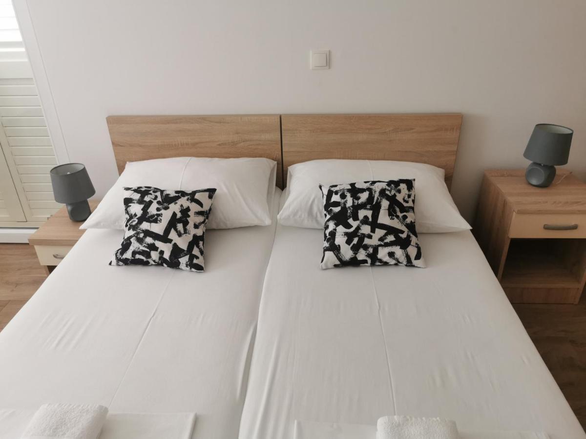Apartmani Kronjac Milna  Buitenkant foto