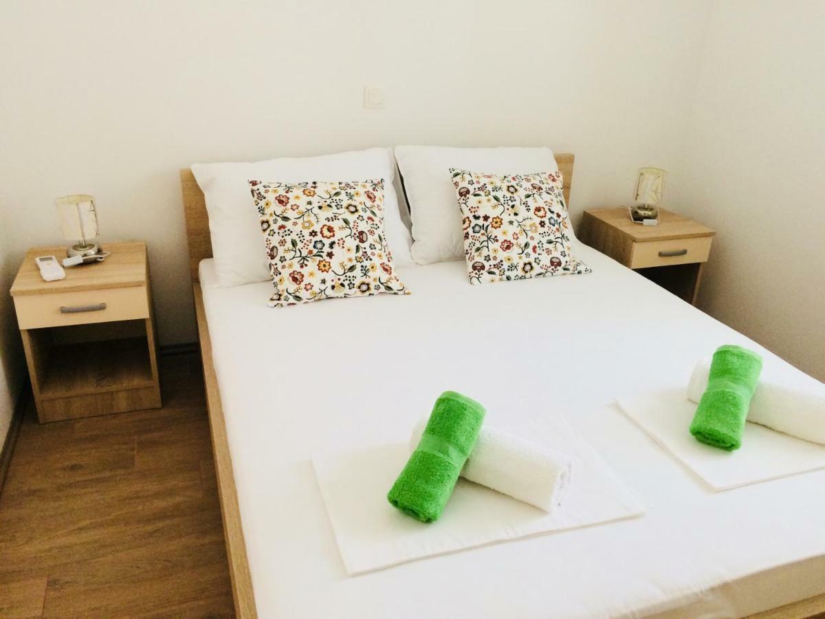 Apartmani Kronjac Milna  Buitenkant foto