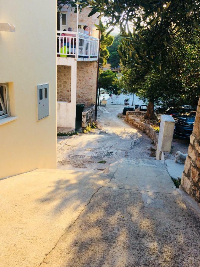 Apartmani Kronjac Milna  Buitenkant foto