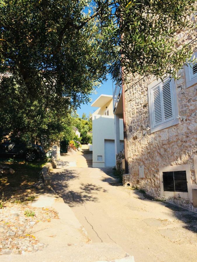 Apartmani Kronjac Milna  Buitenkant foto